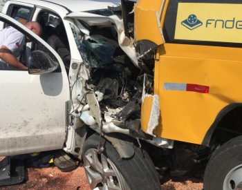 Acidente entre ônibus escolar e picape deixa motorista sem vida e estudantes feridos no Sertão da Paraíba — Foto: Beto Silva / TV Paraíba