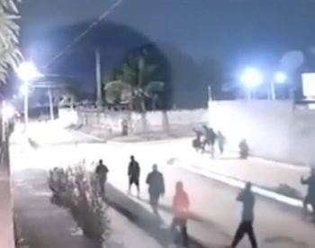 Sete pessoas que estavam transitando armadas em rua pública de Bayeux foram presas, nesta quarta-feira (3) — Foto: TV Cabo Branco