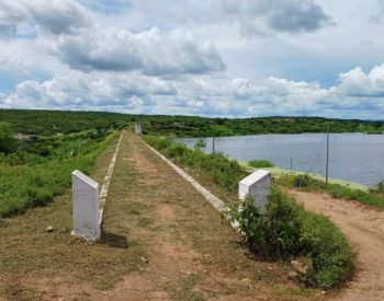 Secretaria de Obras e Serviços Urbanos, realizou a limpeza parcial entorno da parede do Zangarelhas, bem como desobstruiu e recuperou a estrada. Foto — ©Reprodução / Instagram.
