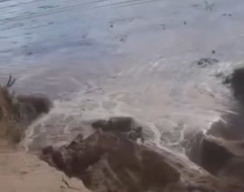 O açude não suportou a pressão e acabou estourando, chamando a atenção da população local. Foto — ©Seridó no AR – Imagens.