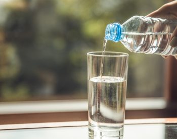 Beber água é uma das recomendações para enfrentar a baixa umidade  — Foto: Adobe Stock