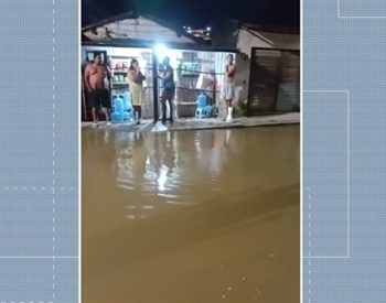 Ruas do bairro de Campina Grande ficaram alagadas — Foto: Reprodução/TV Paraíba