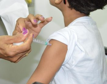 Natal recebeu 1.500 doses da vacina Pneumo 20, que passa a substituir gradualmente a Pneumo 10. — Foto: Carla Cleto