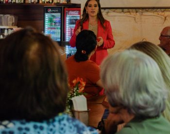 Evento gratuito busca aproximar a advogada Mylena Leite Ângelo dos servidores aposentados e pensionistas, promovendo acesso à informação e esclarecimento de dúvidas jurídicas. Foto — ©Divulgação.