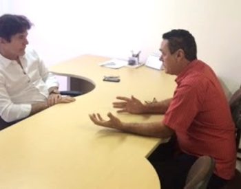 Robinson faria e o prefeito Amazan Silva. ( Foto: Assessoria )