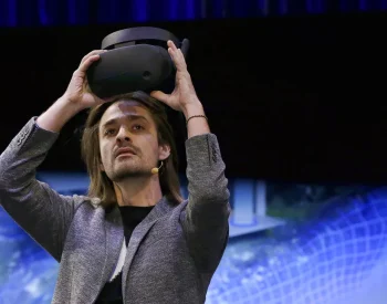 Em foto de 2017, o brasileiro Alex Kipman mostra dispositivo de realidade virtual — Foto: Ben Margot/AP.