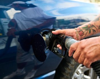 Menor preço da gasolina reduz em 94 postos em uma semana e chega a R$ 6,14 em João Pessoa, diz Procon-JP — Foto: Damian Dovarganes/AP Photo
