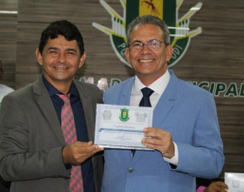 A honraria foi entregue pelo vereador Laete Oliveira, o qual indiciou o nome do parlamentar estadual. A solenidade aconteceu na Câmara Municipal. ( Foto: Assessoria )