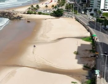 Praia de Areia Preta, em Natal (RN), foi considerada imprópria para banho — Foto: Reprodução/Inter TV Cabugi