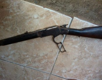 Arma e drogas foram achados em buraco dentro de casa no bairro de Mãe Luíza (Foto: Divulgação/ PM)