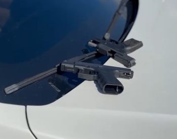 Dois homens em um carro de luxo são presos com armas, em João Pessoa — Foto: PMPB/Divulgação