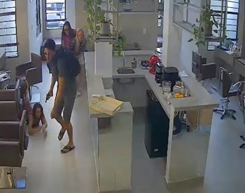 Homem é flagrado assaltando salão de beleza na orla de João Pessoa — Foto: Divulgação