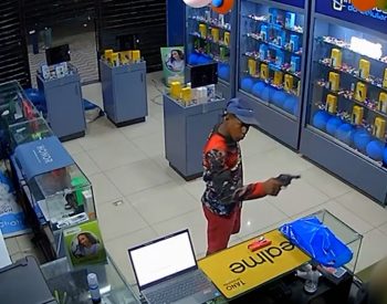 Homem armado rende funcionários e assalta loja de celulares em João Pessoa — Foto: Reprodução/TV Cabo Branco