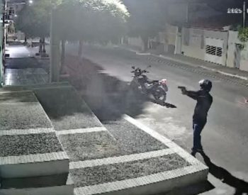 Policiais militares do Ceará são presos por atentado a tiros na casa de vereadora no Rio Grande do Norte. — Foto: Reprodução