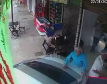 Câmera flagra momento que idoso de 91 anos é atingido por carro desgovernado no DF — Foto: Reprodução