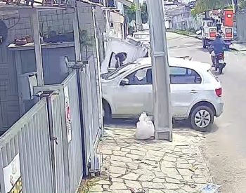 Idosa fica ferida após carro derrubar portão em João Pessoa — Foto: TV Cabo Branco