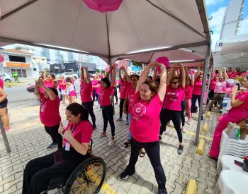 Clínica de Oncologia e Mastologia em ação “La vie en rose o ano inteiro”, que reuniu médicos, colaboradores, familiares e pacientes que venceram o câncer. Foto — ©Divlgação.