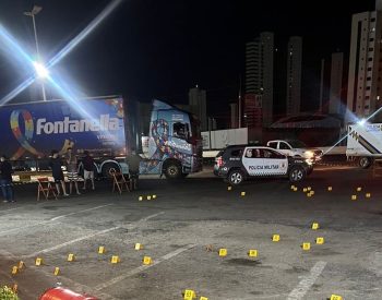 Marcadores mostram locais em que projéteis foram encontrados, na cena do crime, em Mossoró, em janeiro deste ano — Foto: Redes sociais