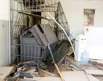 Agência do Bradesco ficou parcialmente destruída com a explosão (Foto: Amauri Rocha)
