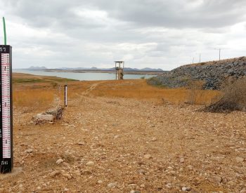 Com 11,74% de sua capacidade, barragem Armando Ribeiro Gonçalves tem o nível mais baixo de água desde sua construção, em 1983, e entrou no chamado volume morto (Foto: Anderson Barbosa/G1)