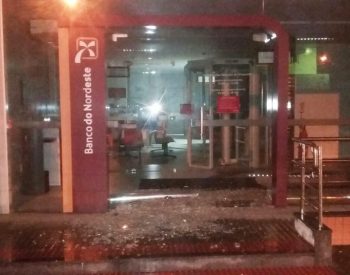 Vidraças da agência foram estilhaçadas pelos criminosos (Foto: Divulgação/PM)