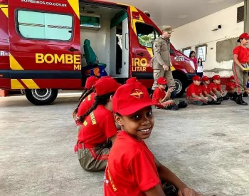 O Projeto Bombeiro Mirim tem como objetivo principal proporcionar formação complementar aos alunos, incentivando valores como disciplina, respeito ao próximo e compromisso social. Foto — ©Divulgação.