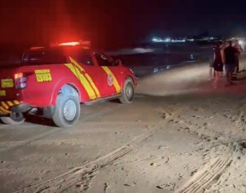 Bombeiros realizam busca por corpo de adolescente na praia de Tabatinga, no RN — Foto: Pedro Trindade/Inter TV Cabugi