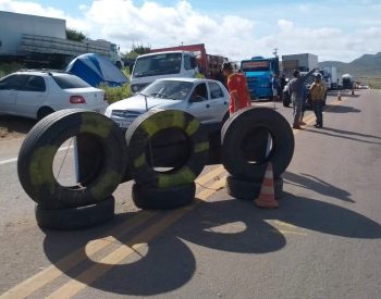 Na BR-226, rodovia segue parcialmente bloqueada com pneus (Foto: Édipo Natan)