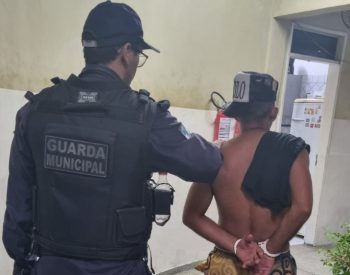 Acusado é conduzido pela Guarda Municipal. Foto — ©Divulgação/Guarda Municipal de Natal.