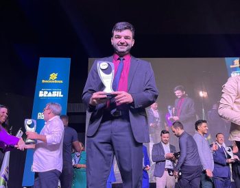Vereador recebe “Troféu Destaque Nacional UVB 2023” em Brasília, no seguimento da educação, intitulado de “Aulões da Cidadania”. Foto — ©Divulgação.
