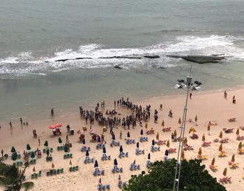 Homem de 47 anos foi atendido na areia após afogamento, nesta quinta-feira (18), mas morreu em Boa Viagem, na Zona Sul do Recife (Foto: Reprodução/TV Globo)