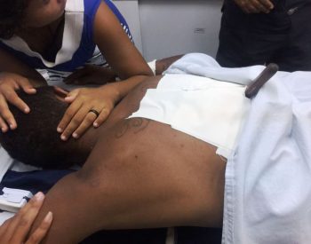 Jovem chega ao hospital com faca encravada nas costas.