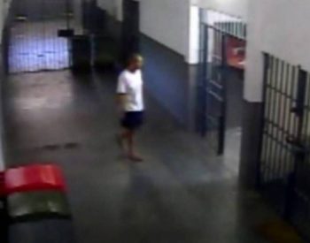 Imagens mostram presos circulando livremente por Bangu 8 Foto: (Foto: Reprodução/TV Globo)