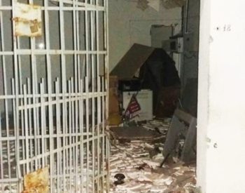 Explosão destruiu parte da agência do Bradesco (Foto: PM/Divulgação)