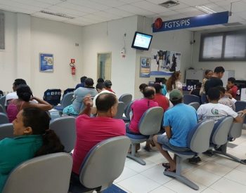 Agências serão abertas das 9h às 15h, neste sábado (8), para atender trabalhadores nascidos em dezembro. (Foto: Anny Barbosa/G1).
