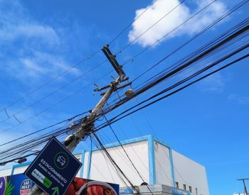 Caminhão atingiu três postes e um deles pendeu — Foto: Ewerton Correia/TV Cabo Branco