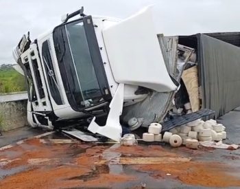 Caminhão tombou na pista em Macaíba — Foto: Brunno Rocha/Inter TV Cabugi
