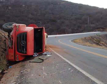 Tombamento causou vazamento de combustível na pista — Foto: Divulgação/PRF