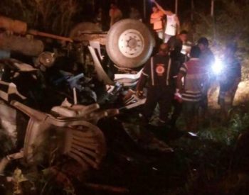 Caminhão ficou bastante destruído - Foto PM.