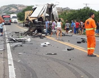 O acidente aconteceu próximo à cidade de Itatim no interior da Bahia e vitimou duas pessoas — Foto: Carlos Quintino / Blog A Voz é Aqui