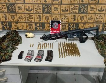 Material apreendido pela PM após tiroteio em Bayeux — Foto: Reprodução/TV Cabo Branco