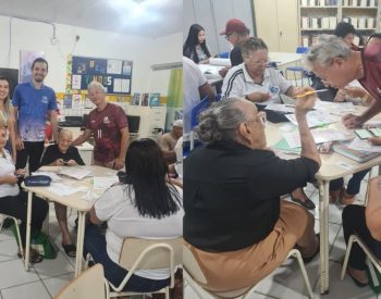 Iracema Morais, de 91 anos, em sala de aula — Foto: Cedida
