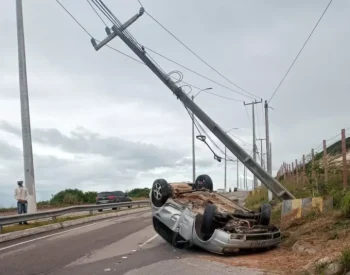 Motorista perde controle do carro, bate em poste e capota na Via Costeira em Natal — Foto: Cedida.