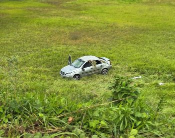 Pai, mãe e dois filhos ficam feridos após carro capotar na BR-230, na Grande João Pessoa — Foto: Karine Tenório / TV Cabo Branco