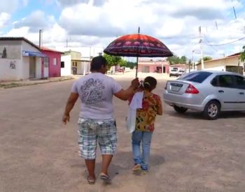 Casal pegou carona até Igapó e caminhou por mais de duas horas antes de chegar a universidade (Foto: Reprodução/Inter TV Cabugi)