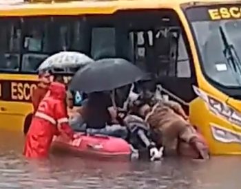 Estudantes ficam ilhados e são resgatados de barco pelos bombeiros após fortes chuvas em João Pessoa — Foto: Reprodução/g1 PB