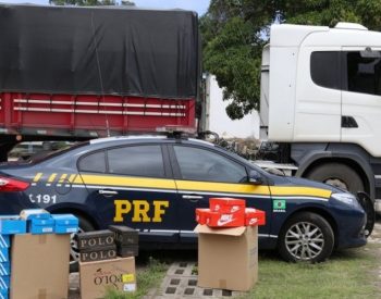 Carga de tênis, a maioria falsificados, foi apreendida na noite de segunda-feira (12) na BR-101. — Foto: PRF/Divulgação