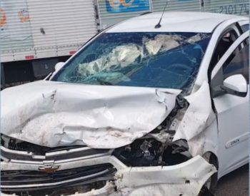Batida entre dois carros deixa uma pessoa morte e duas feridas, no Sertão da Paraíba — Foto: TV Paraíba/Reprodução