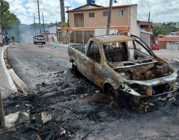 Moradores protestam na comunidade Paulo Afonso após morte de jovem — Foto: Antônio Vieira/TV Cabo Branco