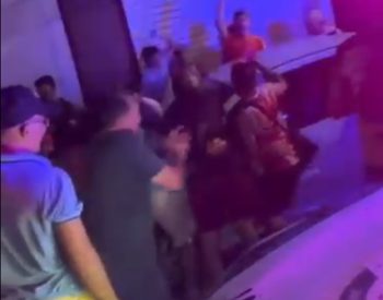 Momento em que populares retiravam o carro que estava atrapalhando o percurso do trio elétrico. Foto —©Reprodução.